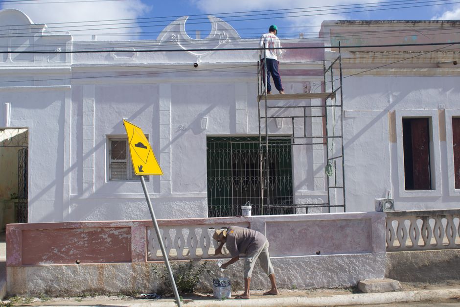Ravalement et mise en peinture de la façade d'un bâtiment avec échafaudage
